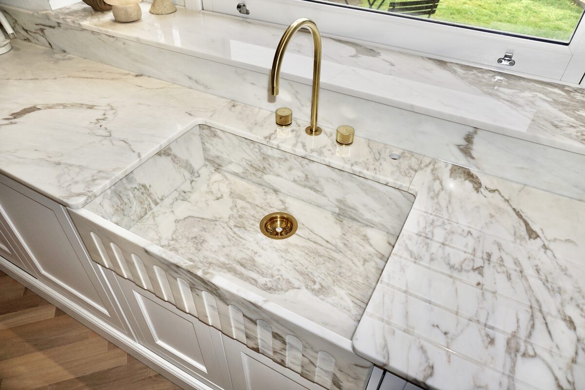 Solid Calacatta marble Belfast sink with integrated drainer grooves, made by Amaris
